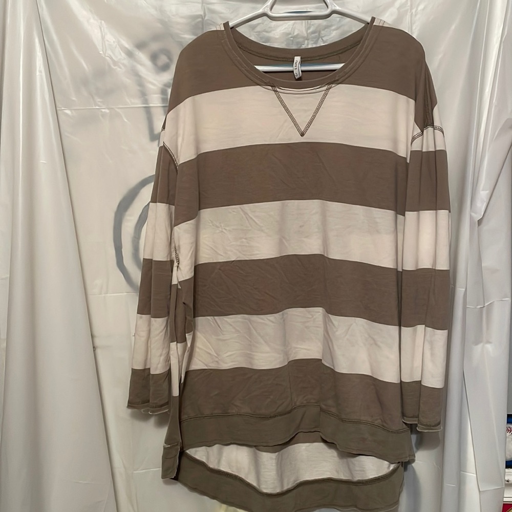 Boutique shop purchase…. Large    Does have slits on the side.  (made that way)